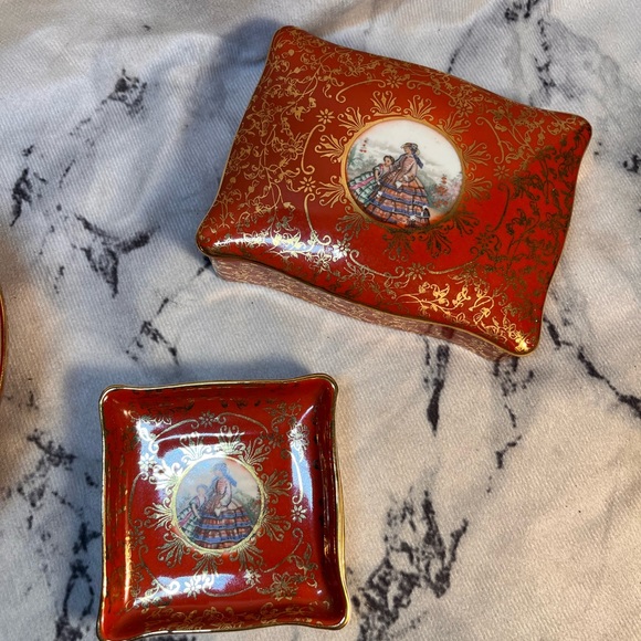 1950’s Victorian Vanity Trinket Set - Picture 4 of 15